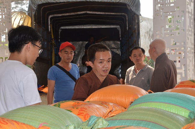 Testing health, giving medicines and gifts in Binh Phuoc