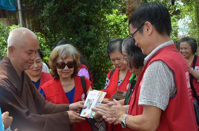 Testing health, giving medicines and gifts in Binh Phuoc