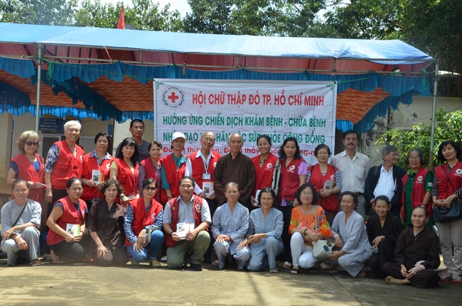 Testing health, giving medicines and gifts in Binh Phuoc