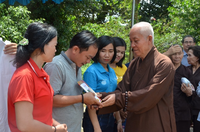 Testing health, giving medicines and gifts in Binh Phuoc