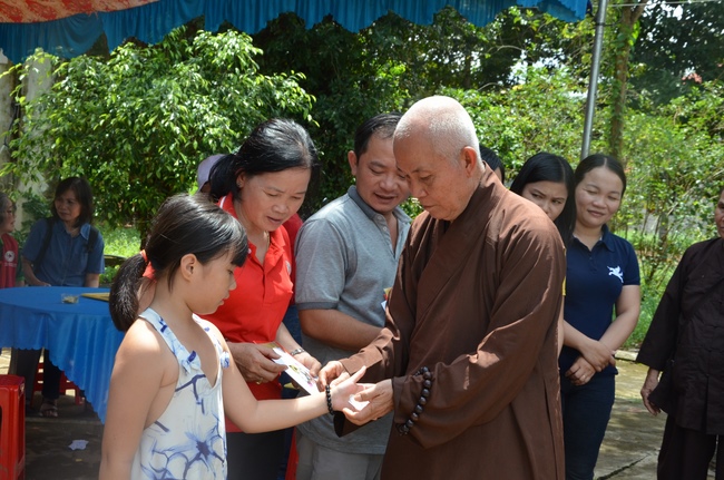 Testing health, giving medicines and gifts in Binh Phuoc