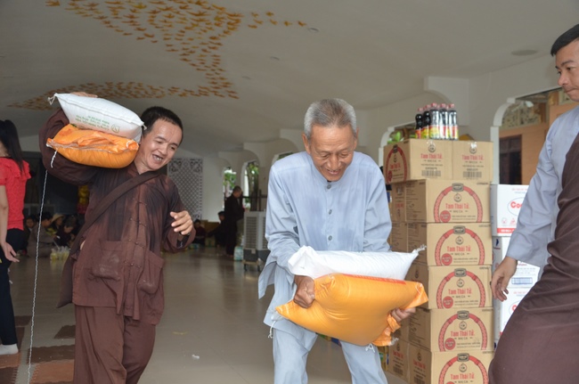 Testing health, giving medicines and gifts in Binh Phuoc
