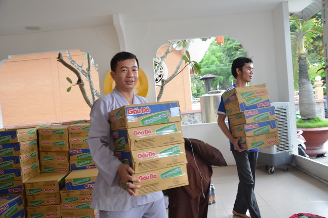 Testing health, giving medicines and gifts in Binh Phuoc