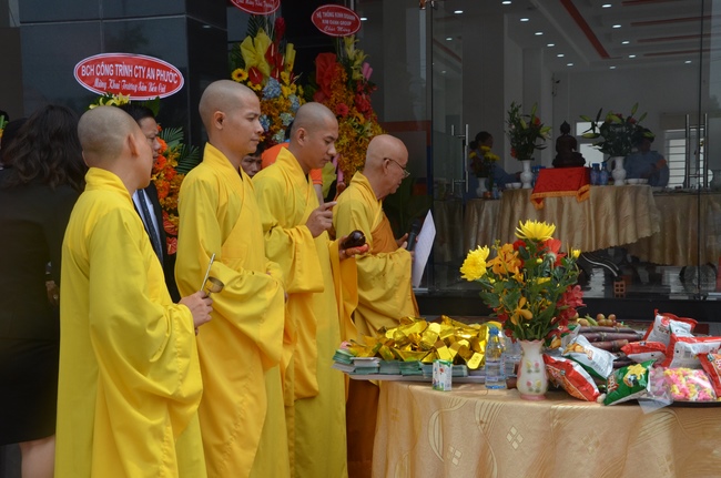 Chanting of the opening ceremony of the 7th branch of Kim Oanh real estate