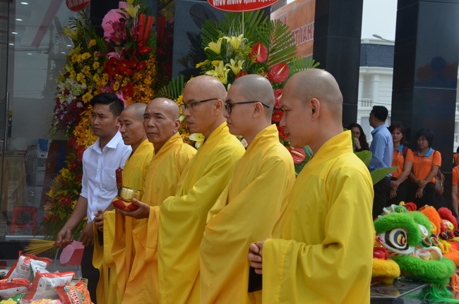 Chanting of the opening ceremony of the 7th branch of Kim Oanh real estate