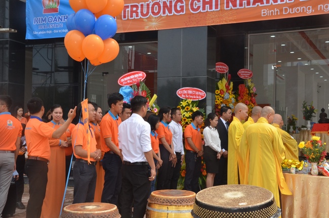Chanting of the opening ceremony of the 7th branch of Kim Oanh real estate