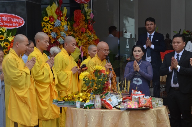 Chanting of the opening ceremony of the 7th branch of Kim Oanh real estate