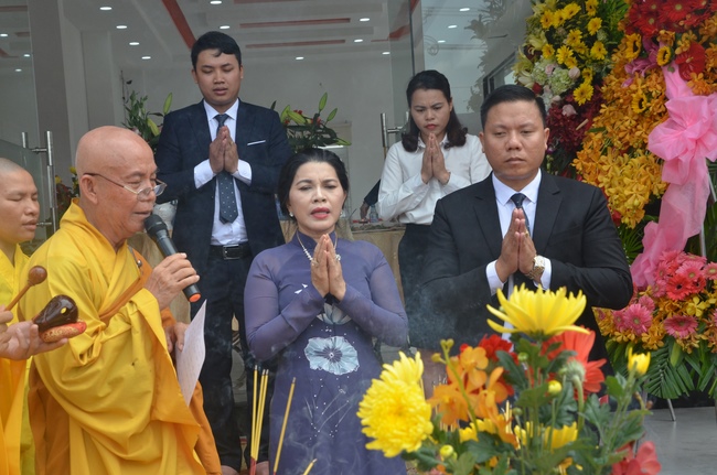 Chanting of the opening ceremony of the 7th branch of Kim Oanh real estate