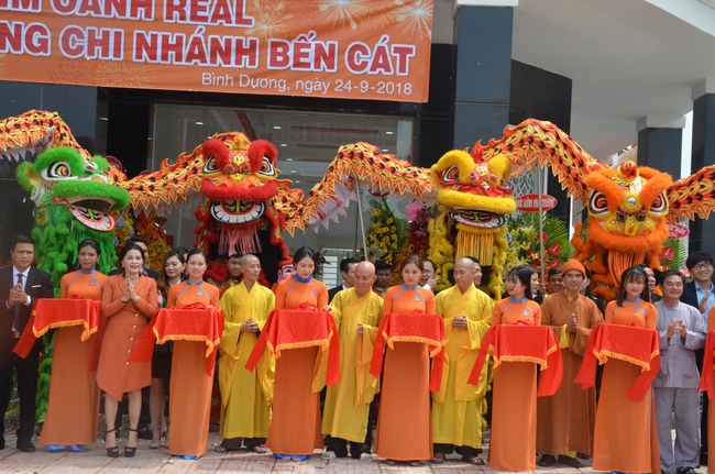 Chanting of the opening ceremony of the 7th branch of Kim Oanh real estate