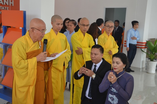 Chanting of the opening ceremony of the 7th branch of Kim Oanh real estate