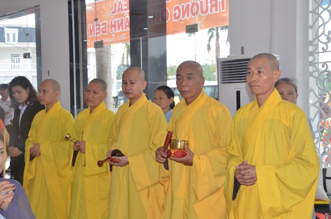 Chanting of the opening ceremony of the 7th branch of Kim Oanh real estate