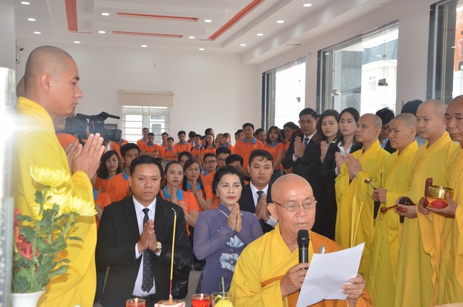 Chanting of the opening ceremony of the 7th branch of Kim Oanh real estate