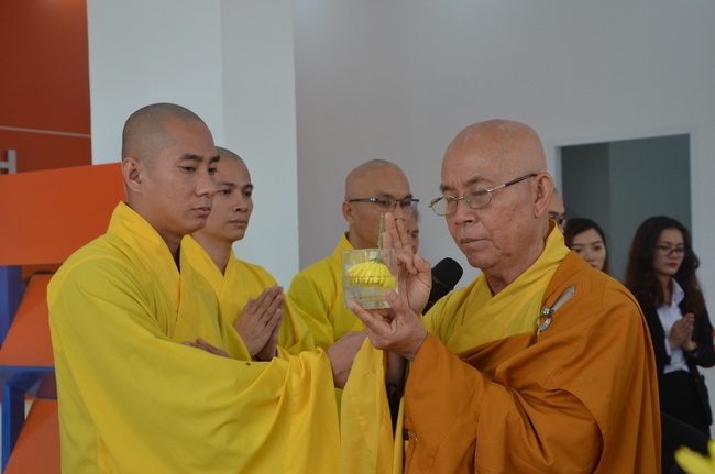 Chanting of the opening ceremony of the 7th branch of Kim Oanh real estate