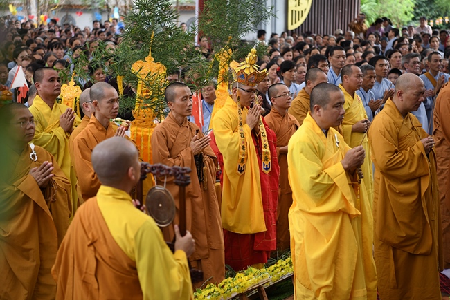 The Buddhist Festival chanting Ksihitigarbha on occasion of the great Ullambana Ceremony  at Hoa Phuc Pagoda – Hanoi