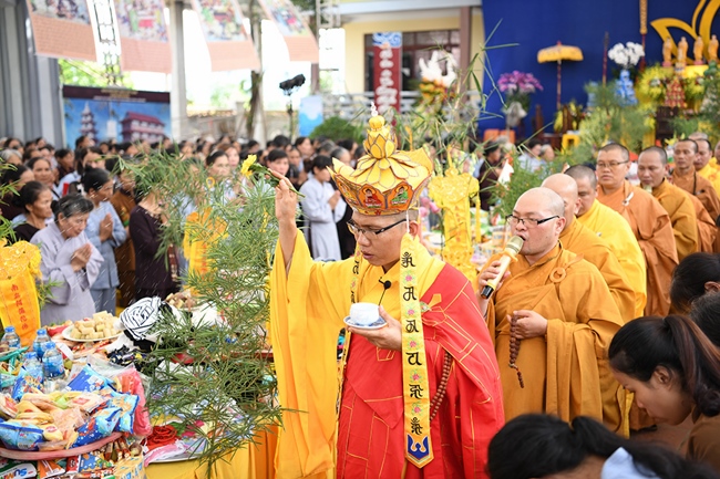 The Buddhist Festival chanting Ksihitigarbha on occasion of the great Ullambana Ceremony  at Hoa Phuc Pagoda – Hanoi