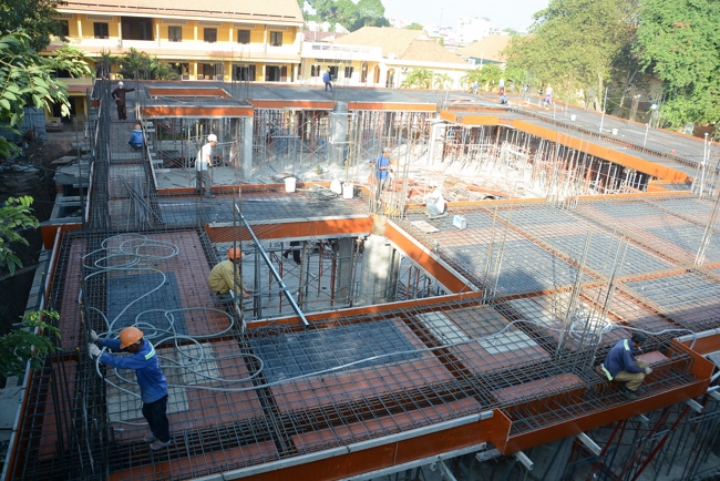 Hoàn thành đổ bê tông sàn lửng lầu 1 tòa nhà đa năng