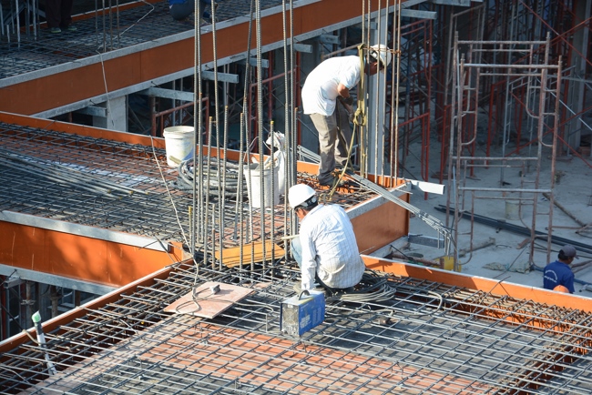 Hoàn thành đổ bê tông sàn lửng lầu 1 tòa nhà đa năng