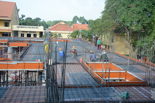 Hoàn thành đổ bê tông sàn lửng lầu 1 tòa nhà đa năng