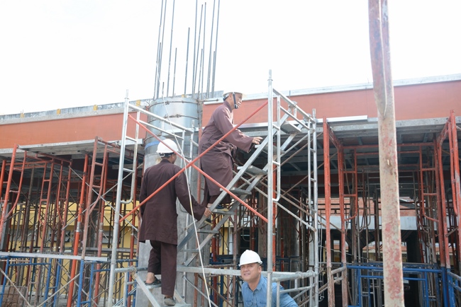 Hoàn thành đổ bê tông sàn lửng lầu 1 tòa nhà đa năng