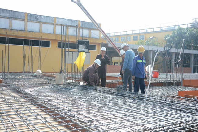 Hoàn thành đổ bê tông sàn lửng lầu 1 tòa nhà đa năng