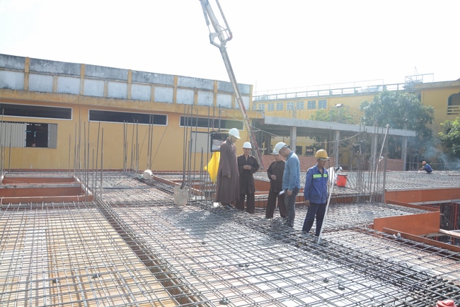 Hoàn thành đổ bê tông sàn lửng lầu 1 tòa nhà đa năng