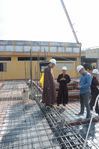 Hoàn thành đổ bê tông sàn lửng lầu 1 tòa nhà đa năng