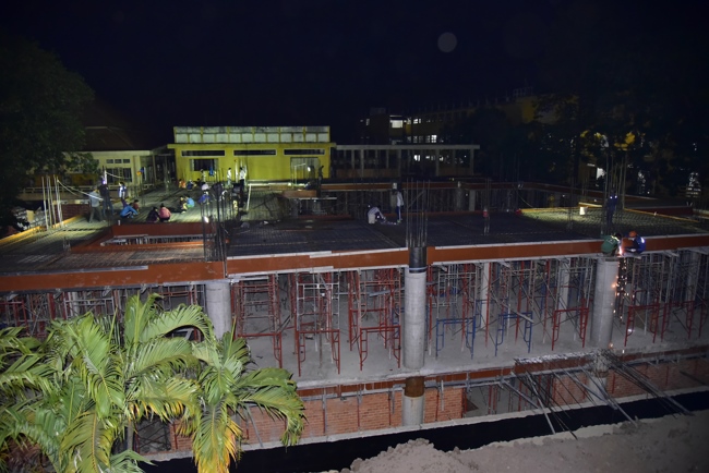 Hoàn thành đổ bê tông sàn lửng lầu 1 tòa nhà đa năng