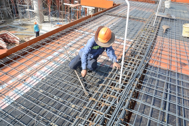 Hoàn thành đổ bê tông sàn lửng lầu 1 tòa nhà đa năng