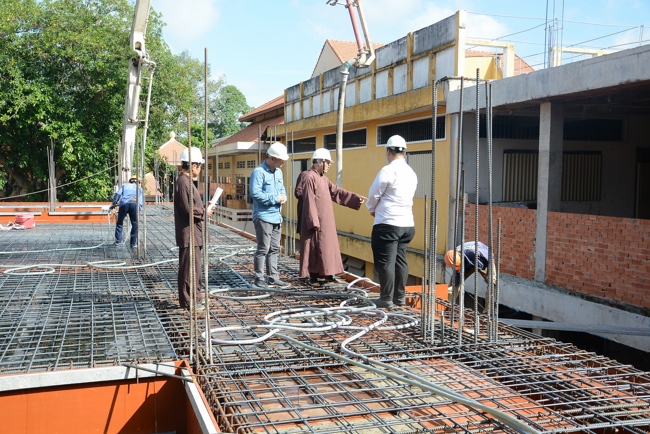Hoàn thành đổ bê tông sàn lửng lầu 1 tòa nhà đa năng
