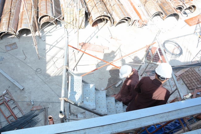 Hoàn thành đổ bê tông sàn lửng lầu 1 tòa nhà đa năng