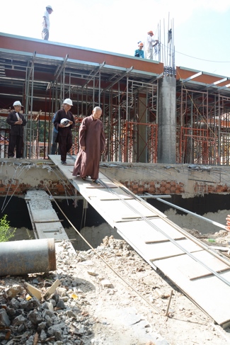 Hoàn thành đổ bê tông sàn lửng lầu 1 tòa nhà đa năng