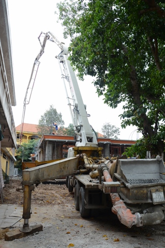 Hoàn thành đổ bê tông sàn lửng lầu 1 tòa nhà đa năng