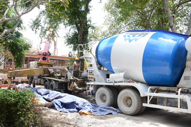 Hoàn thành đổ bê tông sàn lửng lầu 1 tòa nhà đa năng