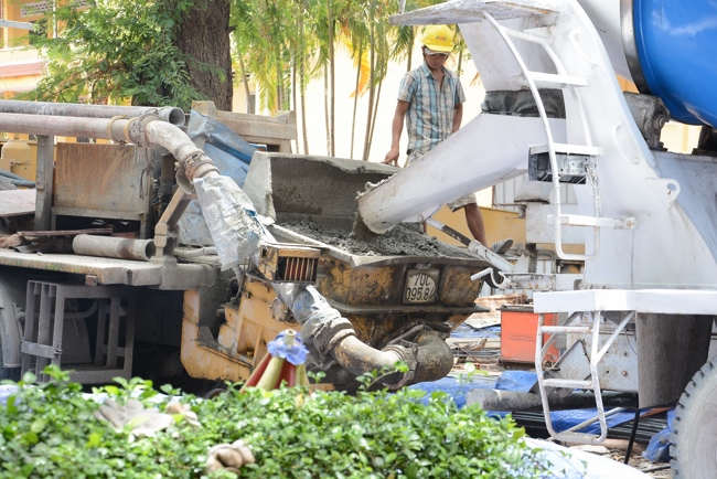 Hoàn thành đổ bê tông sàn lửng lầu 1 tòa nhà đa năng