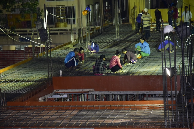 Hoàn thành đổ bê tông sàn lửng lầu 1 tòa nhà đa năng