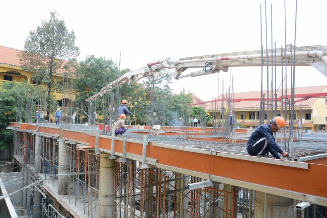 Hoàn thành đổ bê tông sàn lửng lầu 1 tòa nhà đa năng