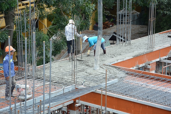 Hoàn thành đổ bê tông sàn lửng lầu 1 tòa nhà đa năng