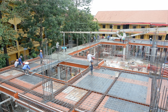 Hoàn thành đổ bê tông sàn lửng lầu 1 tòa nhà đa năng