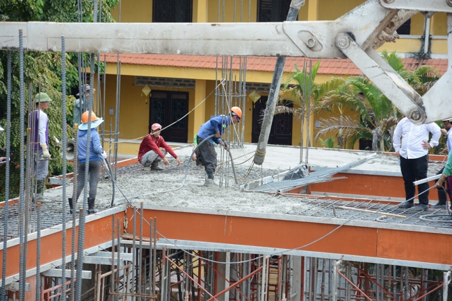 Hoàn thành đổ bê tông sàn lửng lầu 1 tòa nhà đa năng