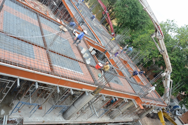 Hoàn thành đổ bê tông sàn lửng lầu 1 tòa nhà đa năng