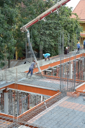 Hoàn thành đổ bê tông sàn lửng lầu 1 tòa nhà đa năng