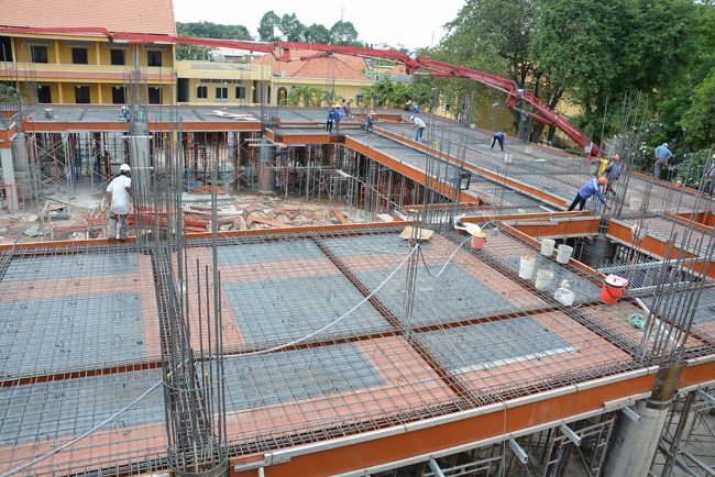 Hoàn thành đổ bê tông sàn lửng lầu 1 tòa nhà đa năng