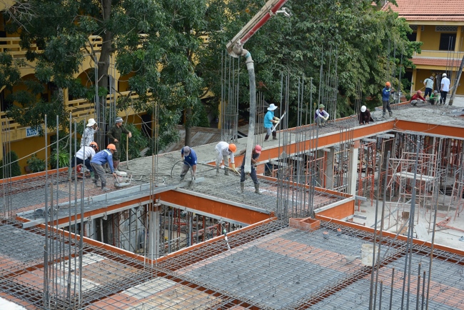 Hoàn thành đổ bê tông sàn lửng lầu 1 tòa nhà đa năng