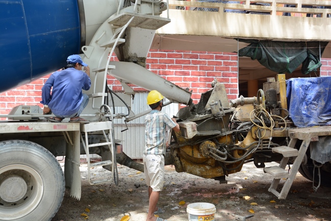 Hoàn thành đổ bê tông sàn lửng lầu 1 tòa nhà đa năng