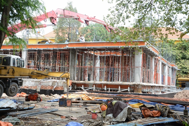 Hoàn thành đổ bê tông sàn lửng lầu 1 tòa nhà đa năng