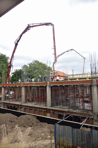 Hoàn thành đổ bê tông sàn lửng lầu 1 tòa nhà đa năng