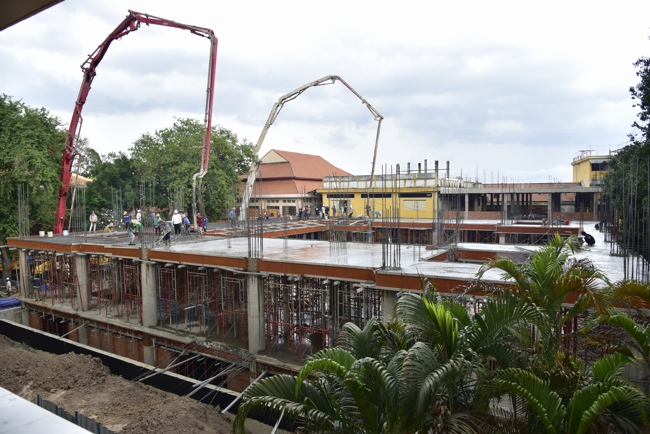 Hoàn thành đổ bê tông sàn lửng lầu 1 tòa nhà đa năng