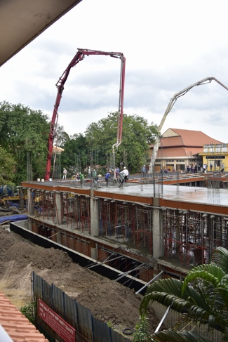 Hoàn thành đổ bê tông sàn lửng lầu 1 tòa nhà đa năng