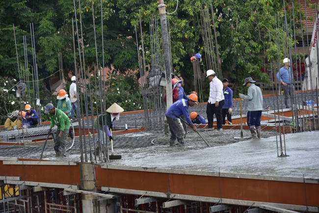 Hoàn thành đổ bê tông sàn lửng lầu 1 tòa nhà đa năng