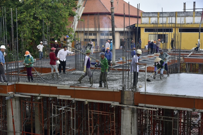 Hoàn thành đổ bê tông sàn lửng lầu 1 tòa nhà đa năng